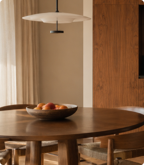 Comedor con mesa redonda de madera - Imagen generada con IA