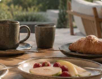 Desayuno servido en la mesa - Imagen generada con IA